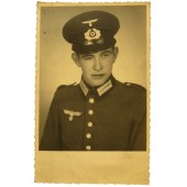Retrato de estudio del soldado de la wehrmacht en Waffenrock y sombrero de visera